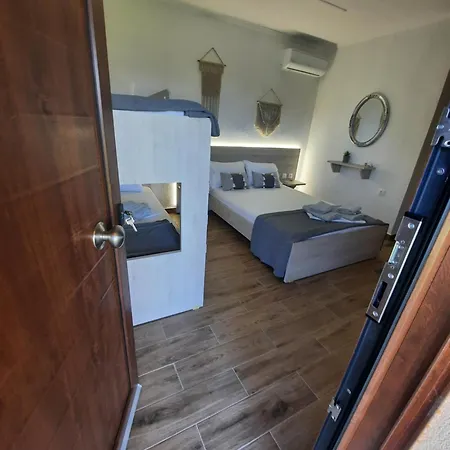 Anestis アパート トロニ